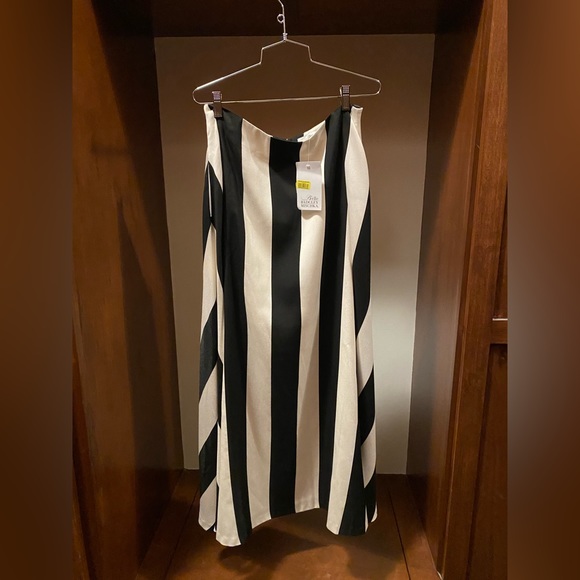 Badgley Mischka Dresses & Skirts - Belle Badgley Mischka Black and White Maxi Skirt size 10